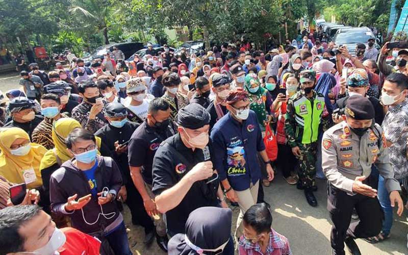  Satu Kampung Cikakak Berjalan Jauh, Turun Gunung, Lewat Lembah Menyambut Menteri Sandiaga Uno