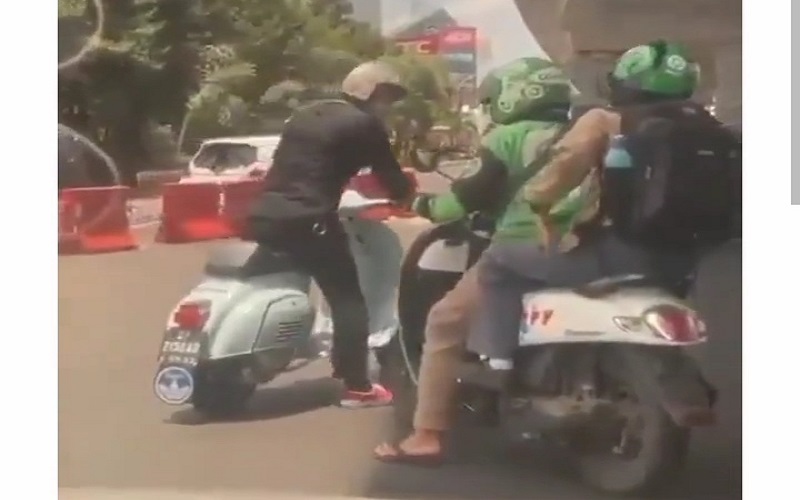  Viral, Video Pengendara Vespa Ribut dengan Pengemudi Ojol