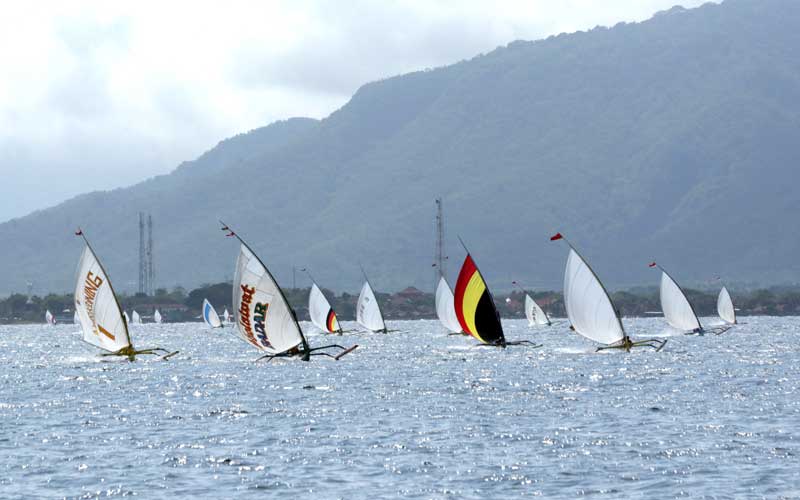  Tradisi Lomba Perahu Layar di Pantai Warudoyong Banyuwangi