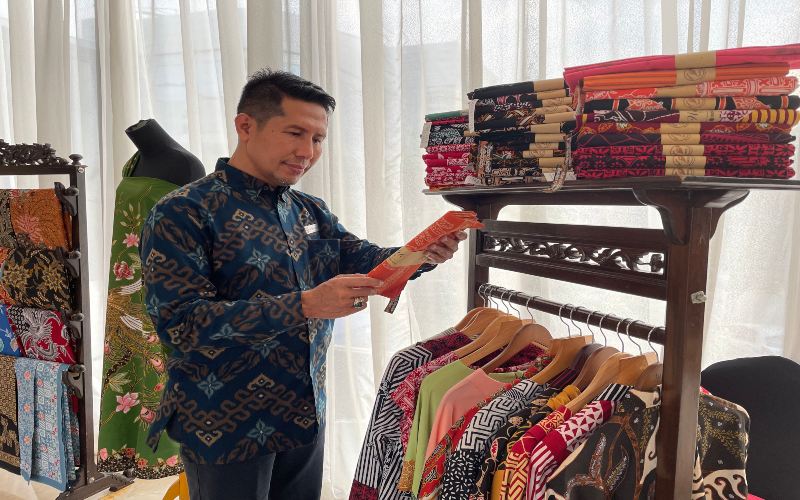 Seorang pengunjung mengamati batik yang dipajang di lobi hotel Grandhika Pemuda Semarang dalam rangkaian acara Batik Corner. /Istimewa