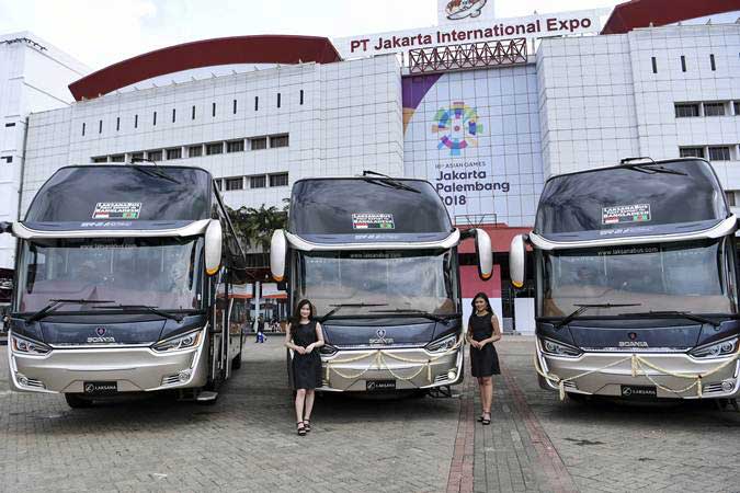 Model berada di depan bus produksi karoseri CV Laksana saat pelepasan ekspor perdana di JIExpo Kemayoran, Jakarta, Kamis (21/3/2019). /Antara-Hafidz Mubarak A