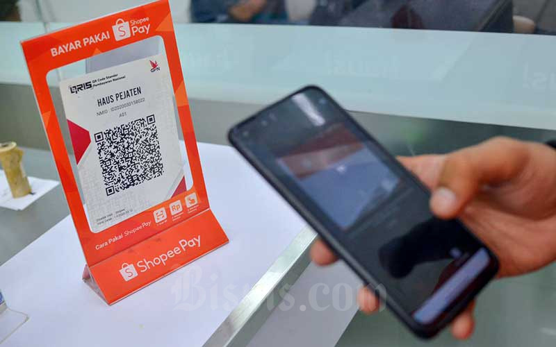 Konsumen menggunakan dompet digital ShopeePay saat melakukan pembayaran di Jakarta, Rabu (31/3/2021). Bisnis/Fanny Kusumawardhani 