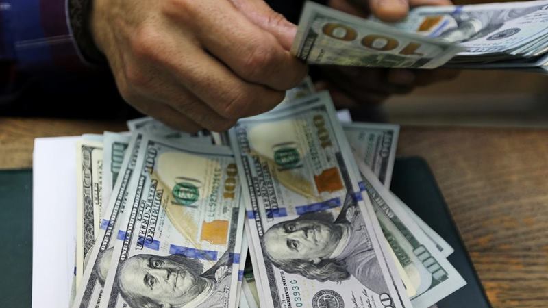 Seorang karyawan menghitung dolar AS di kantor penukaran uang di Kairo tengah, Mesir, 20 Maret 2019./ REUTERS - Mohamed Abd El Ghany