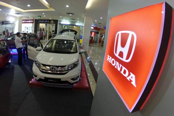 Pengunjung memerhatikan mobil Honda BR-V yang dipamerkan di pusat perbelanjaan di Bandung, Jawa Barat, Selasa (26 Januari 2016). / Bisnis-Rachman