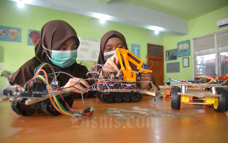  Siswa Madrasah Ciptakan Robot Medis Covid-19
