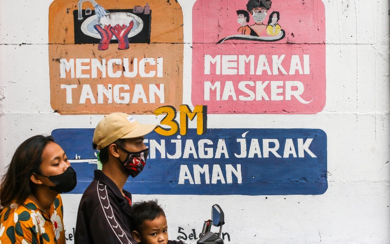 Pengendara melintas di dekat mural bertemakan COVID-19 di Petamburan, Jakarta. Jumlah kasus Covid-19 pada hari ini mencatatkan penurunan/ANTARA FOTO-Rivan Awal Lingga