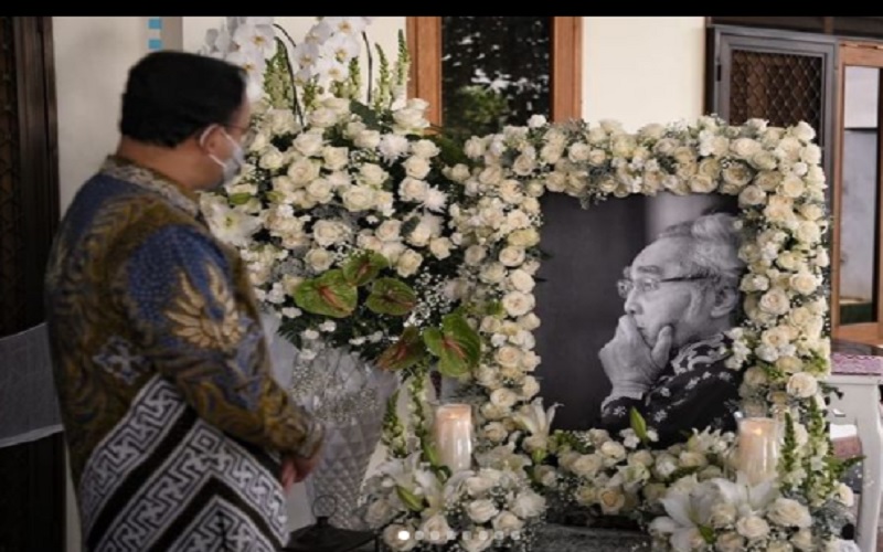 Gubernur DKI Jakarta Anies Baswedan memberi penghormatan terakhir bagi mendiang Sabam Sirait, anggota DPD RI dari DKI Jakarta./Instagram @aniesbaswedan