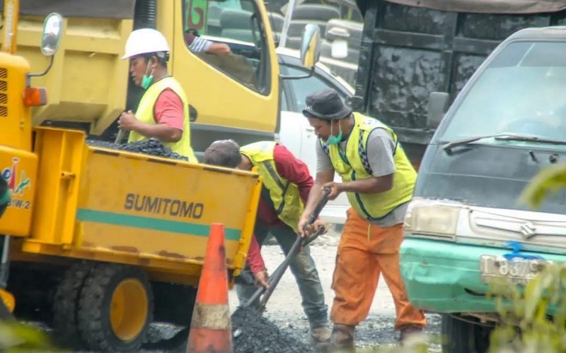 Gunakan CSR Perusahaan, Pemkab Karawang Perbaiki Jalur Interchange Karawang Timur 