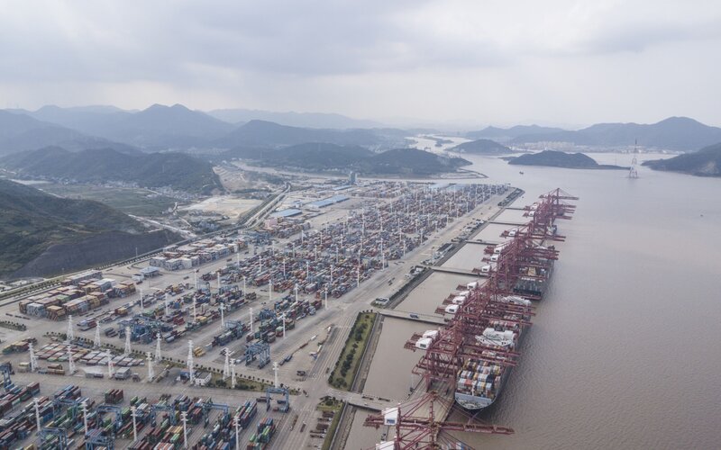 Pelabuhan Ningbo-Zhoushan adalah pelabuhan tersibuk ketiga secara global dalam hal pengiriman peti kemas pada 2020 dan tersibuk kedua di China setelah Shanghai, menurut publikasi maritim Lloyd's List/ Bloomberg