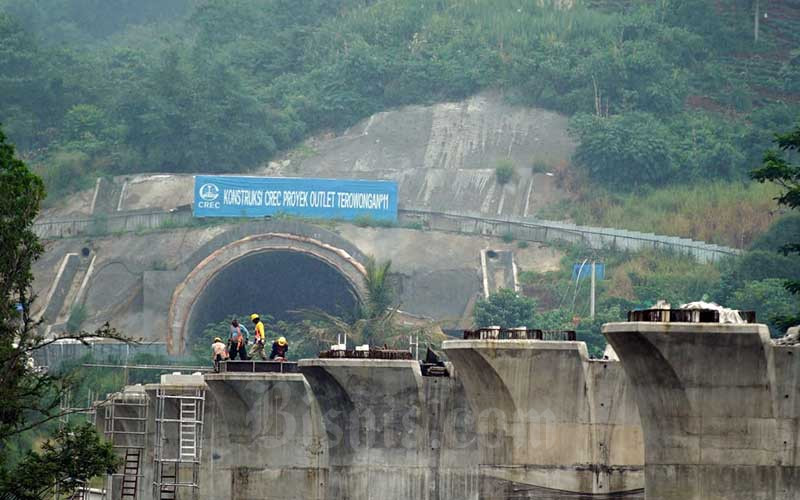 Aktivitas proyek Kereta Cepat Jakarta-Bandung (KCJB) di salah satu tunnel atau terowongan di kawasan Tol Purbaleunyi KM 125, Cibeber, Cimahi Selatan, Jawa Barat, Kamis (2/4/2020). Bisnis/Rachman