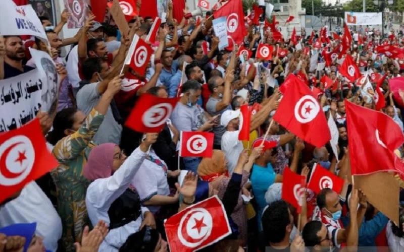 Pendukung Presiden Tunisia Kais Saied pawai sebagai dukungan atas perebutan kekuasaan dan penangguhan parlemen, di Tunis, Tunisia, Minggu (3/10/2021)./Antara