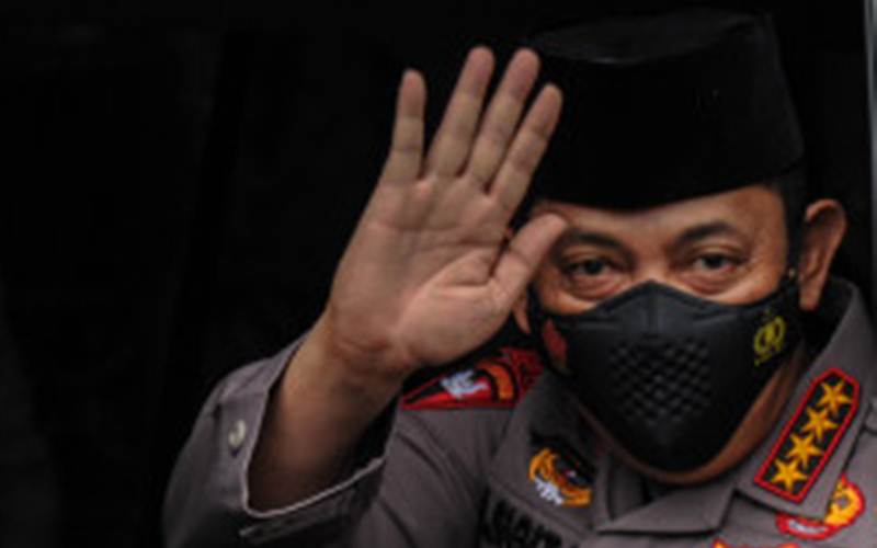 Kapolri Jenderal Pol Listyo Sigit Prabowo melambaikan tangan kepada awak media usai menjalani pertemuan dengan Pimpinan Pusat Persatuan Islam (Persis), di Bandung, Jawa Barat, Selasa (16/3/2021)./Antara-Raisan Al Farisi