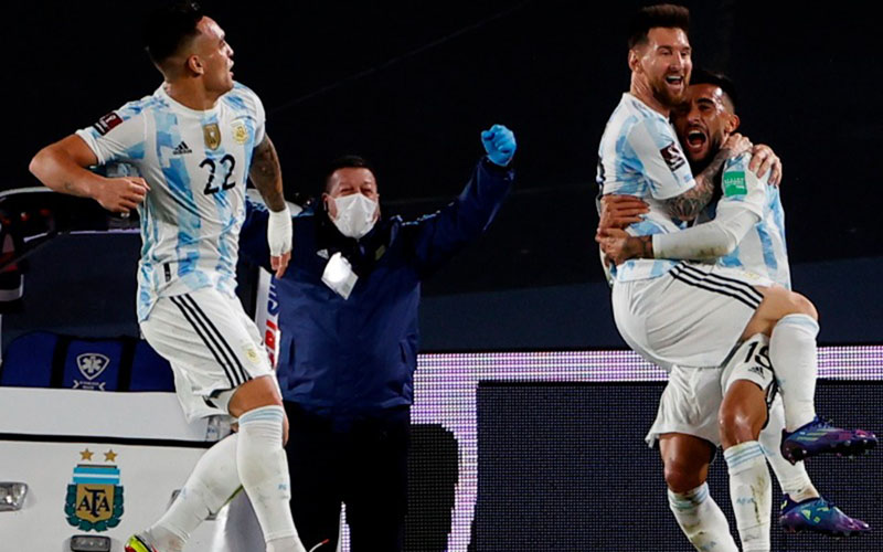 Para pemain Argentina merayakan gol yang dicetak Lionel Messi (kedua kanan) ke gawang Uruguay./Conmebol.com