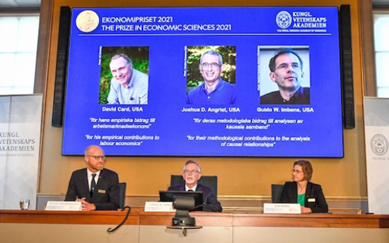 Suasana pengumuman pemenang Hadiah Nobel DEkonomi 2021. Di latar belakang tampak gambar ketiga pemenang yakni David Card, Joshua D. Angrist, dan Guido W. Imbens./NobelPrize.org
