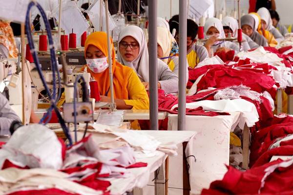 Pekerja meyelesaikan pembuatan pakaian di pabrik garmen PT Citra Abadi Sejati, Bogor, Jawa Barat, Sabtu (8/9/2018)./JIBI-Nurul Hidayat