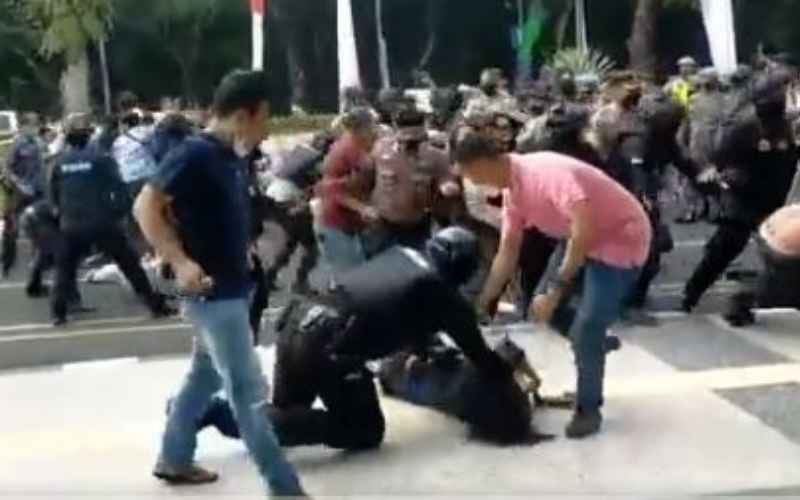  Viral Video Mahasiswa Dibanting Aparat Kepolisian saat Demo, Korban Langsung Kejang di Tempat 