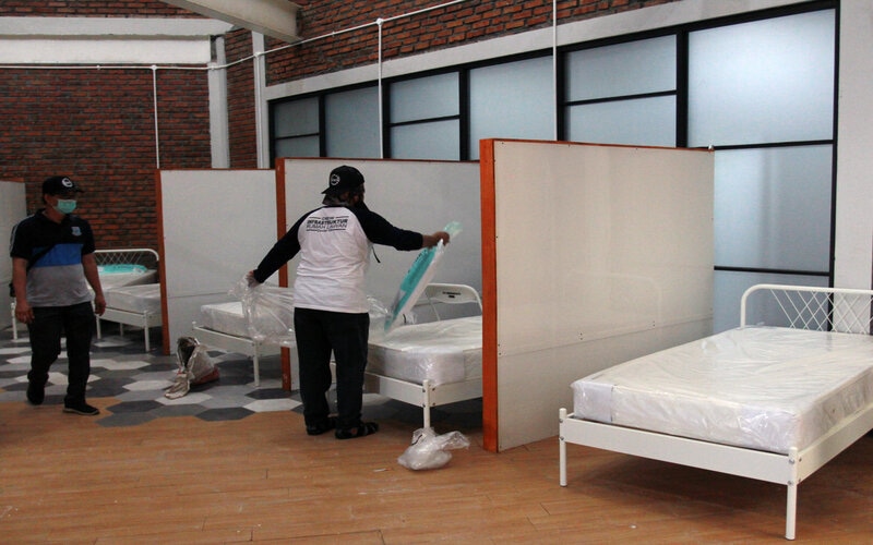 Ilustrasi. Pekerja merapihkan tempat tidur yang akan digunakan di Rumah Lawan Covid-19, di Serpong, Tangerang Selatan, Banten, Senin (13/4/2020)./Antara-Muhammad Iqbal