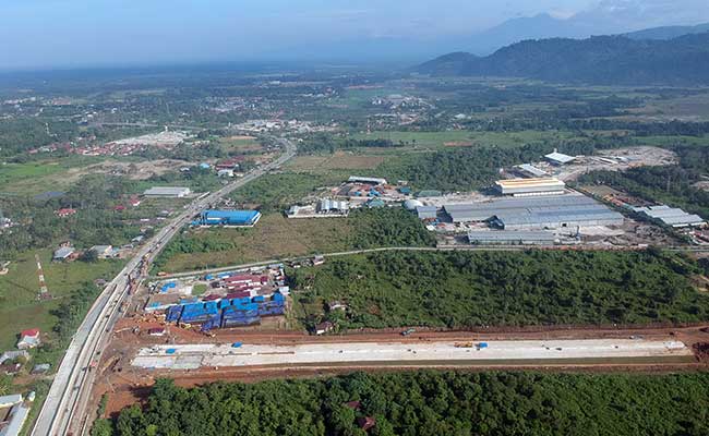 Foto udara pembangunan konstruksi jalan tol Padang - Sicincin di KM 25 Jalan Bypass, Kabupaten Padangpariaman, Sumatera Barat, Senin (3/2/2020)./Antara-Iggoy el Fitra