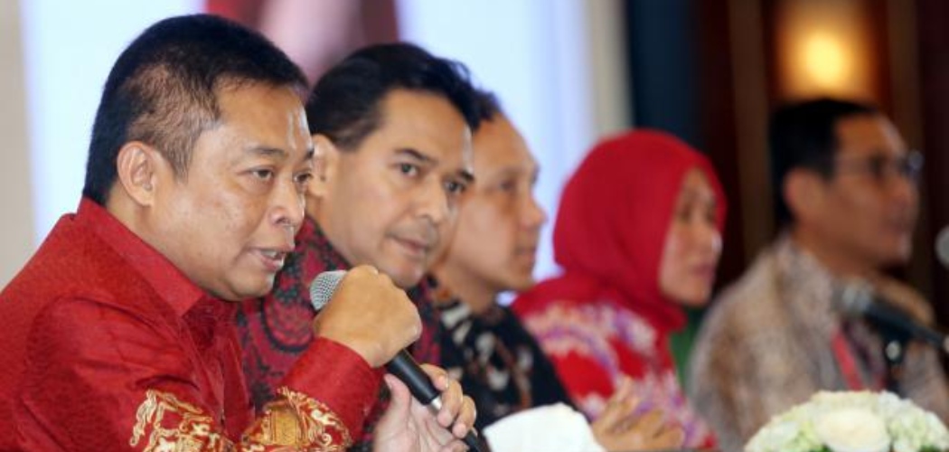 Direktur Utama PT Telekomunikasi Indonesia (Persero) Tbk. Ririek Adriansyah (kiri) memberi penjelasan di sela-sela RUPST, di Jakarta, Jumat (24/5/2019)./Bisnis-Abdullah Azzam