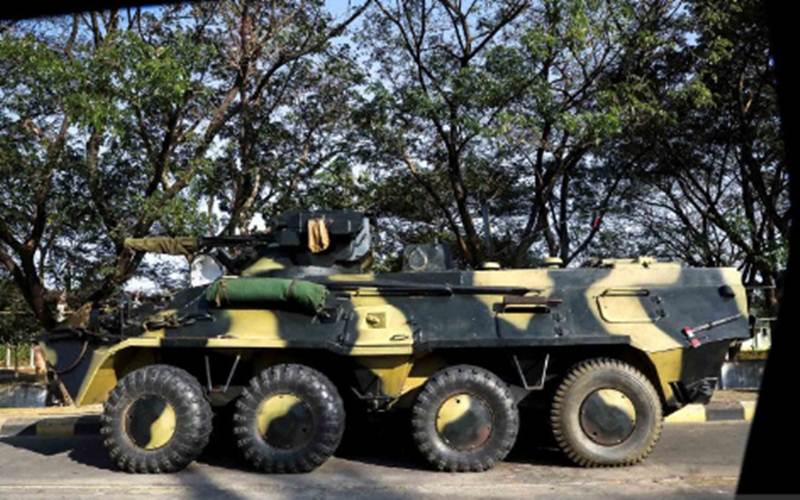 Ilustrasi - Personel militer dengan kendaraan tempur tank berjaga di Ibu Kota Naypritaw, Myanmar./Antara/Reuters-Stringer