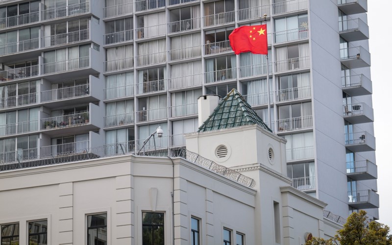 Bendera China berkibar di luar gedung Konsulat Jenderal di San Francisco pada 23 Juli 2020/Bloomberg