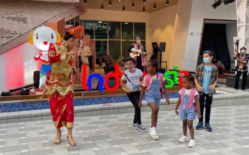 Pengunjung Anak-anak Ikut Menarikan Tarian Tradisional Indonesia di Expo 2020 Dubai./Istimewa