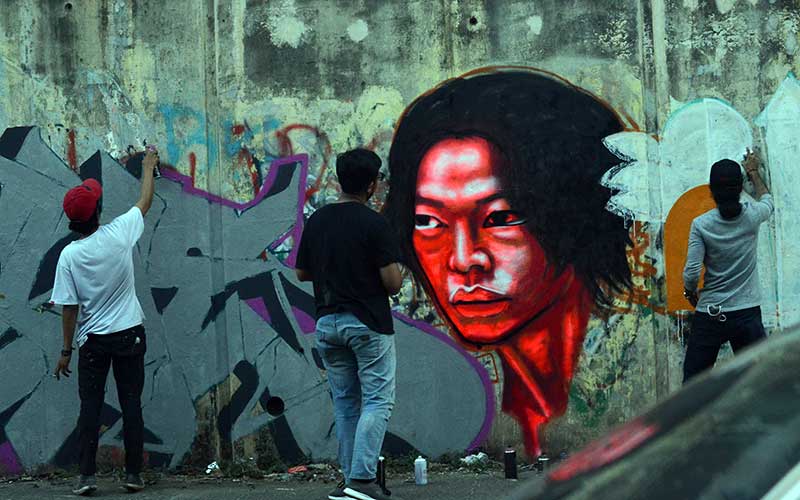  Perindah Tampilan Kota, Seniman Membuat Mural di Flyover Kranji Bekasi