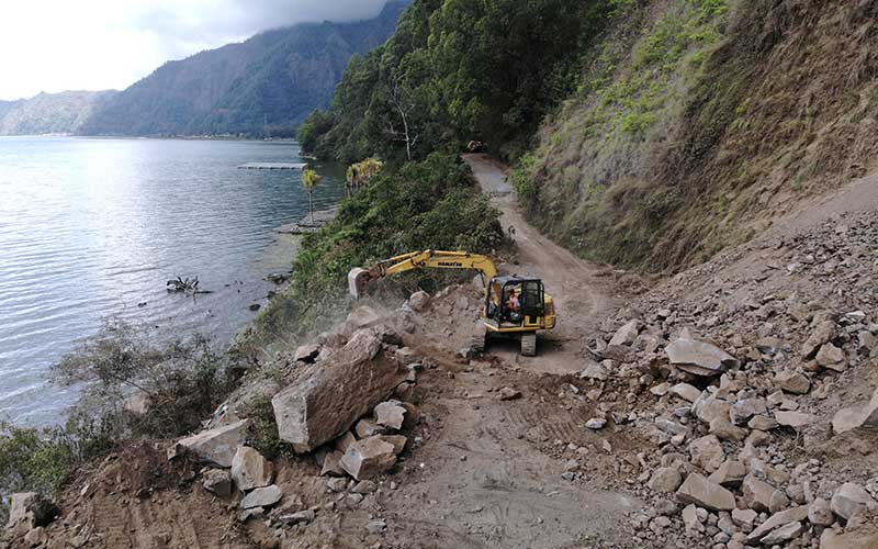  Ratusan KK di Kecamatan Kintamani Terisolir Karena Akses Jalan Tertimbun Longsor Akibat Gempa Bumi