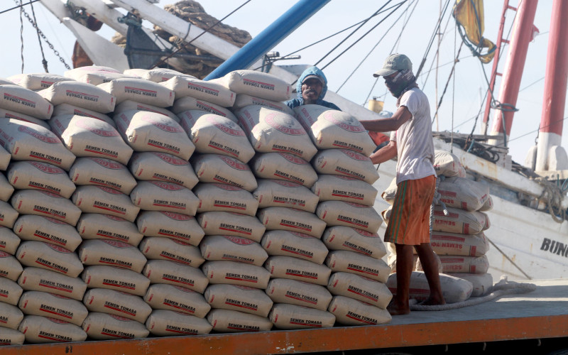 Ilustrasi. Pekerja memindahkan semen untuk diangkut ke kapal di Pelabuhan Paotere, Makassar, Sulawesi Selatan, Selasa (25/2)./BISNIS.COm
