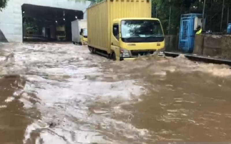  Hujan Disertai Angin Kencang Melanda Yogyakarta, Baliho Ambruk dan Sejumlah Ruas Jalan Tergenang Air