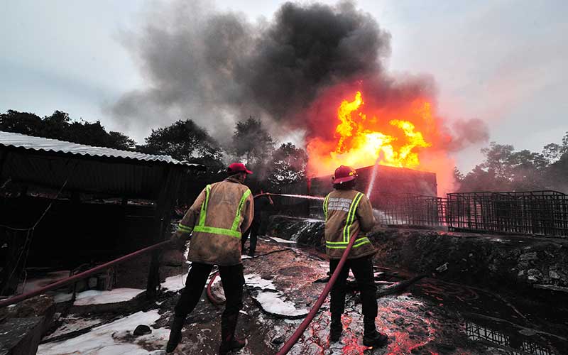  Tempat Penyulingan Minyak Mentah Ilegal di Jambi Terbakar