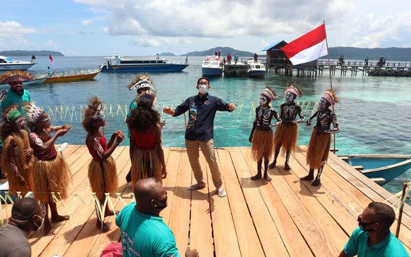  Curhatan Mama Perajin di Arborek Raja Ampat, Sandiaga Uno Beri Solusi