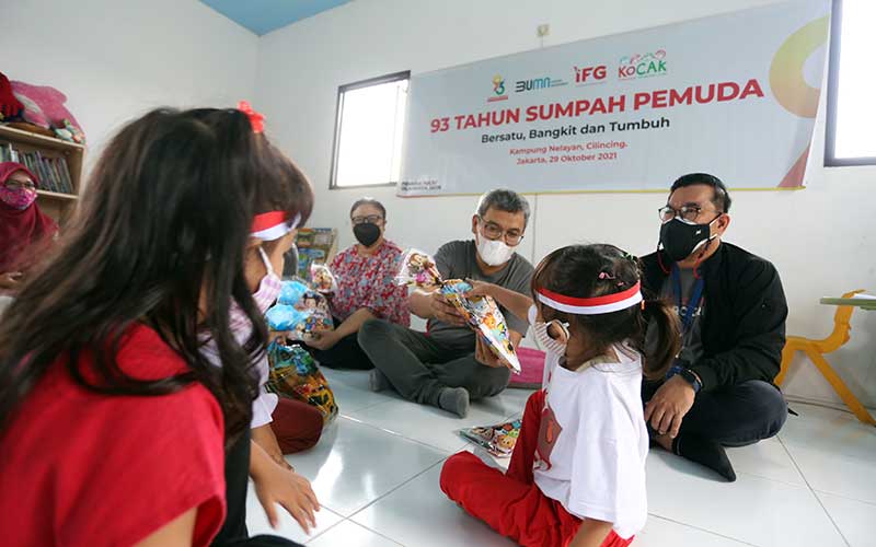  Sambut Hari Sumpah Pemuda, IFG Bagikan Makanan Bergizi Kepada Anak Nelayan