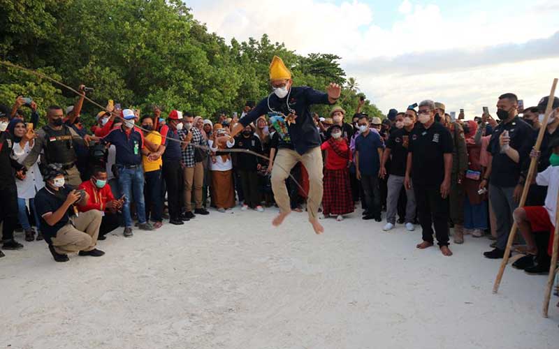  Sandiaga Uno : Berwisatalah ke Pantai Ngurbloat, Ekonomi Kuat, Indonesia Bangkit