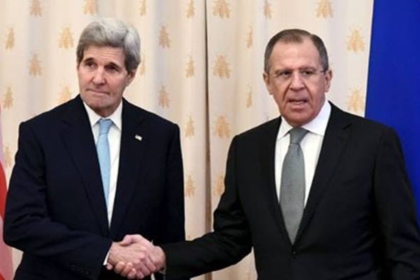 Menteri Luar Negeri Amerika Serikat John Kerry (kiri) dan Menteri Luar Negeri Rusia Sergei Lavrov/Reuters