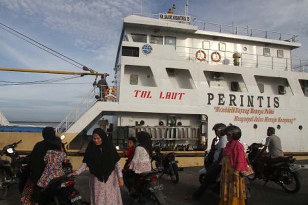 Sejumlah penumpang menunggu keberangkatan Kapal Perintis KM Sabuk Nusantara 35 di Pelabuhan Jetty Meulaboh, Aceh Barat, Aceh, Sabtu (14/10). Kapal itu termasuk dalam program Tol Laut./Antara-Syifa Yulinnas