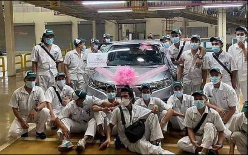  Honda Jazz Berhenti Produksi di Thailand, Para Pekerja Foto Bersama Unit Terakhir