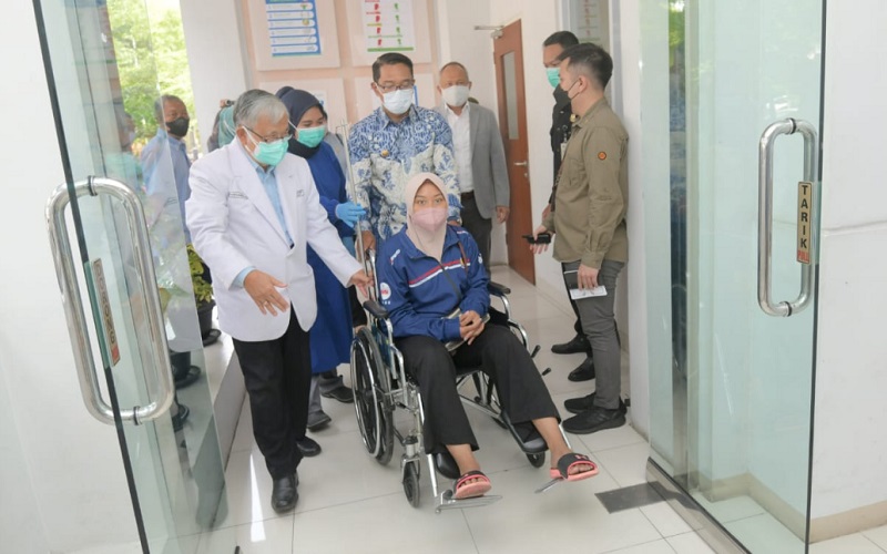  Ridwan Kamil Antar Peraih Emas PON Papua ke Rumah Sakit
