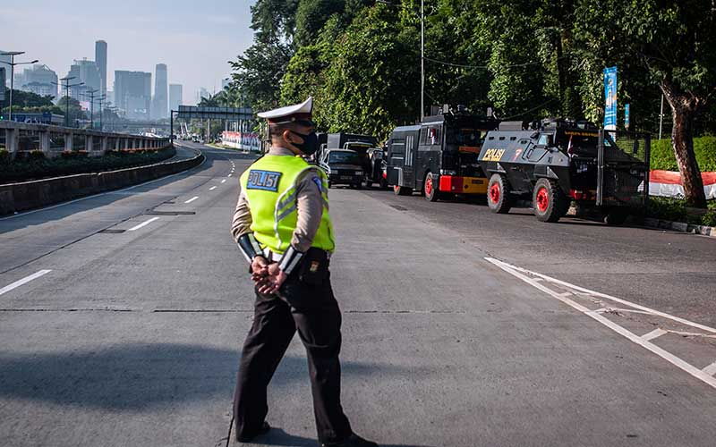 Petugas polisi lalu lintas berjaga di akses jalan menuju kompleks Parlemen saat berlangsungnya Sidang Tahunan MPR dan Sidang Bersama DPR dan DPD di Jakarta, Senin (16/8/2021). ANTARA FOTO/Aprillio Akbar