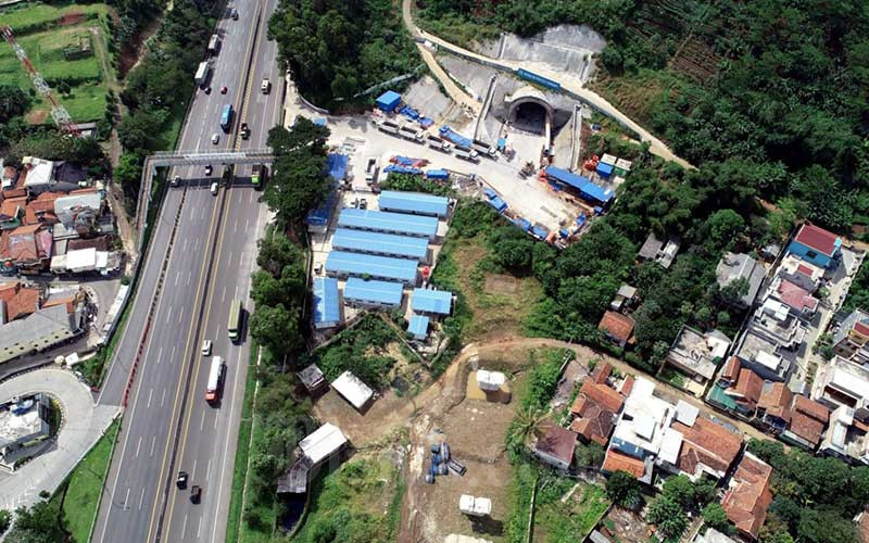 Foto udara proyek Kereta Cepat Jakarta-Bandung (KCJB) di salah satu tunnel atau terowongan di kawasan Tol Purbaleunyi KM 125, Cibeber, Cimahi Selatan, Jawa Barat, Kamis (2/4/2020). Bisnis/Rachman