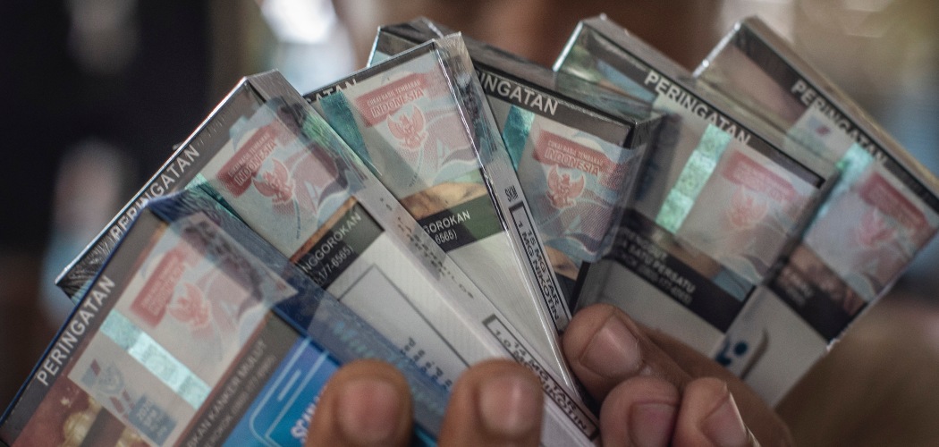 Pedagang menunjukkan bungkus rokok bercukai di Jakarta, Kamis (10/12/2020). Kementerian Keuangan mengumumkan kenaikan tarif cukai rokok sebesar 12,5 persen yang berlaku pada 2021./ANTARA FOTO-Aprillio Akbar