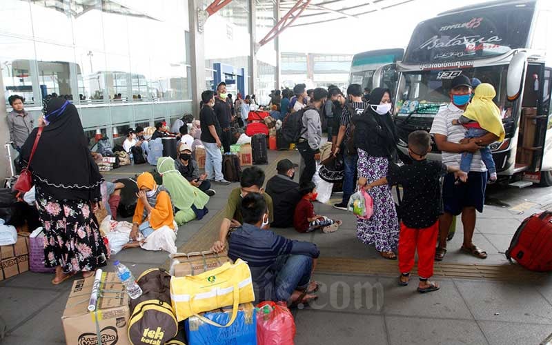 Calon penumpang bus antar kota antar provinsi (AKAP) berada di dekat loket pembelian tiket di Terminal Pulo Gebang di Jakarta, Kamis (23/4/2020). Bisnis/Himawan L Nugraha