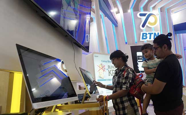 Pengunjung mencari informasi di stan Bank BTN pada pameran Indonesia Properti Expo (IPEX) 2020 di JCC Senayan, Jakarta, Sabtu (15/2/2020). Bisnis/Himawan L Nugraha