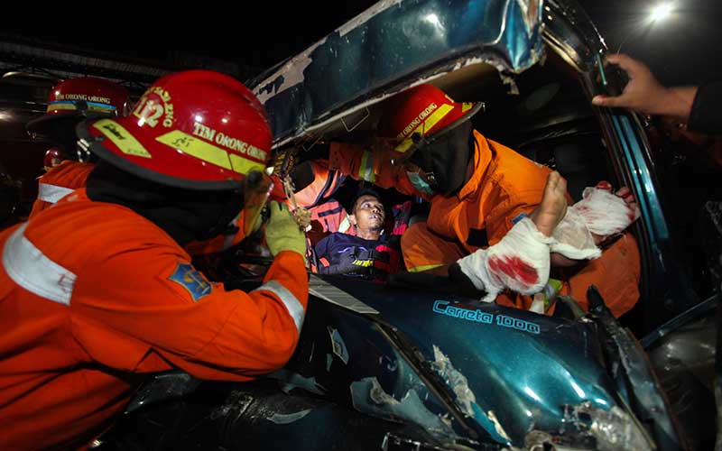  Tim Rescue Dinas Pemadam Kebakaran Kota Surabaya Evakuasi Korban Kecelakaan Mobil