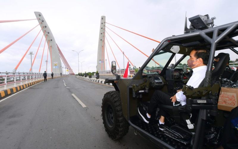  Presiden Joko Widodo atau Jokowi menumpangi Kendaraan taktis (rantis) P6 ATAV V1 saat menuju Jembatan Sei Alalak dari RSUD Dr. H. Moch. Ansari Saleh, Kota Banjarmasin./Istimewa