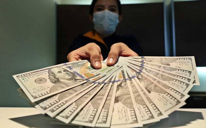 Karyawan menunjukan dolar AS di Jakarta, Rabu (11/11/2020).Bisnis/Eusebio Chrysnamurti