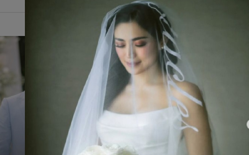 Jessica Iskandar mengenakan gaun gaun dan veil berwarna putih rancangan Monica Ivena saat menikah dengan Vincent Verhaag pada Jumat (22/10/2021)./Instagram @bridestory