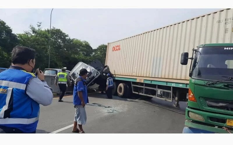  Dua Mobil Terimpit Truk Kontainer saat Kecelakaan di Tol Semarang