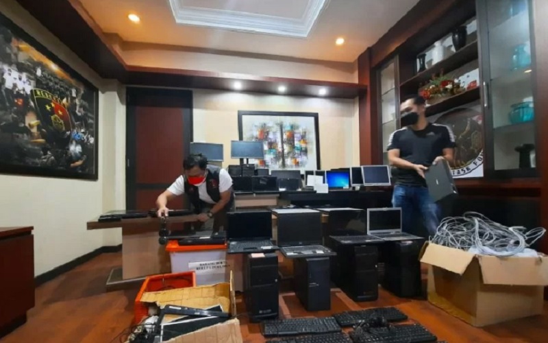 Kepolisian Daerah Kalimantan Barat menggerebek kantor pinjaman online (pinjol) dan mengamankan 14 orang yang menjalankan pinjol ilegal tersebut di wilayah Kota Pontianak./Antararnrn
