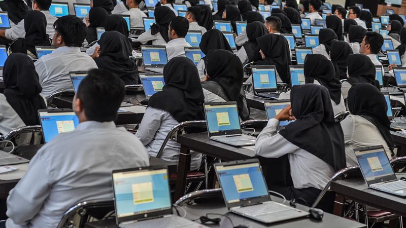 Sejumlah peserta mengikuti Seleksi Kompetensi Dasar (SKD) berbasis Computer Assisted Test (CAT) untuk Calon Pegawai Negeri Sipil (CPNS) di Gedung Serba Guna Balekota Tasikmalaya, Jawa Barat, Sabtu (1/2/2020)./ ANTARA - Adeng Bustomi